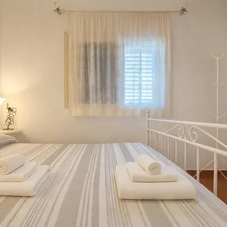Carasau 200m From The - Garden - Bbq - Wi-fi - Parking - Pet Friendly *